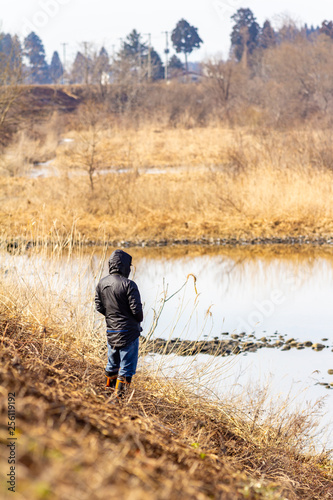 川で風景写真を撮影する男性カメラマン © amosfal