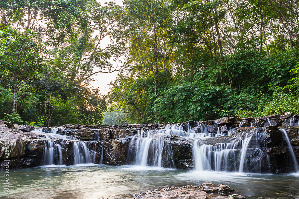 Obraz premium Green forest waterfall