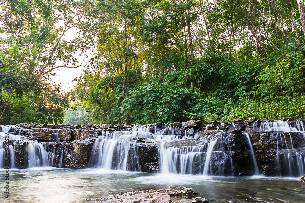 Obraz premium Green forest waterfall