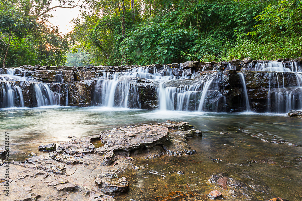 Obraz premium Green forest waterfall