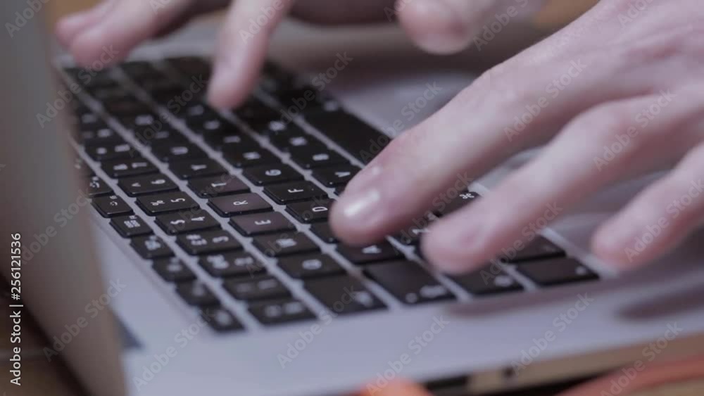 Typing on the key board MacBook Pro
1920/1080 25fps 16:9 Typing on the key board MacBook Pro
1920/1080 25fps 16:9