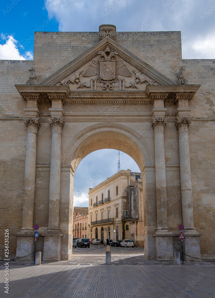 Obraz premium Naples gate (Porta Napoli) the entrance to the old town of Lecce, Apulia, Italy, region Puglia