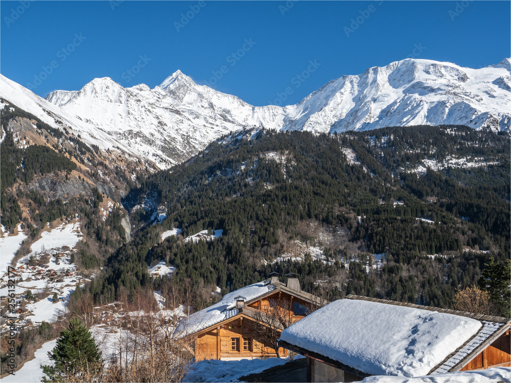 paysage de montagne en hiver à Saint Nicolas de Véroce face au Massif du Mont Blanc dans les Alpes françaises