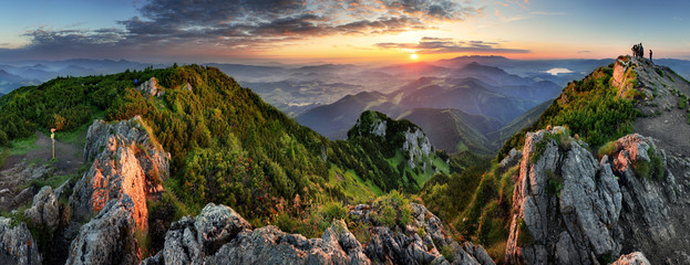 Sierkussen Geel Bergvallei bij zonsopkomst in Slowakije  © TTstudio
