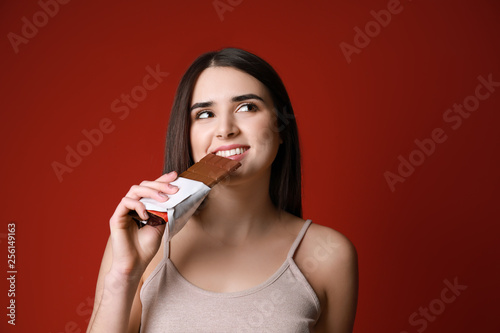 Beautiful young woman eatin...