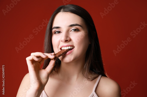 Beautiful young woman eatin...