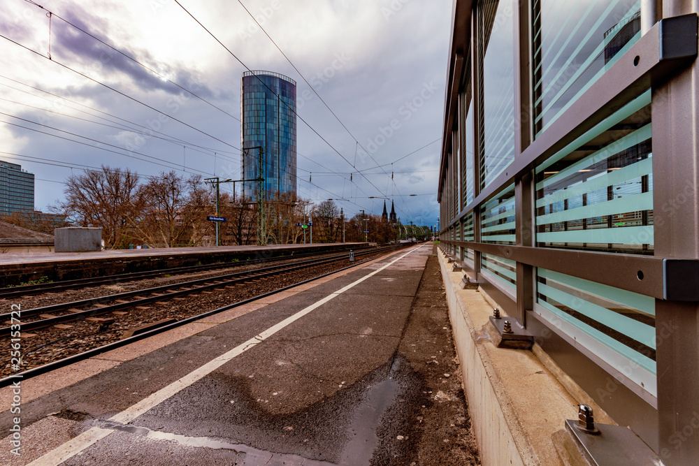 Fototapeta premium Bahnhof Deutz-Messe, Blick auf Kölner Dom