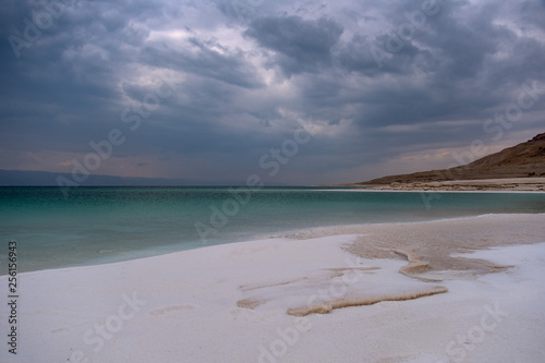 Fototapeta Naklejka Na Ścianę i Meble -  Beautiful green white salty coastline of Dead sea in Jordan