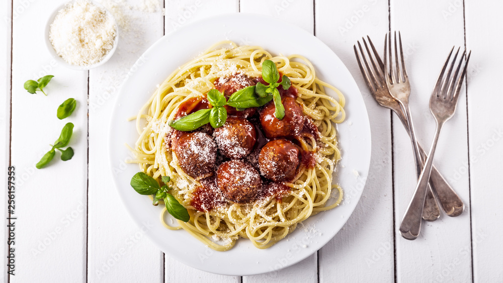 Spaghetti with meat balls tomato sauce