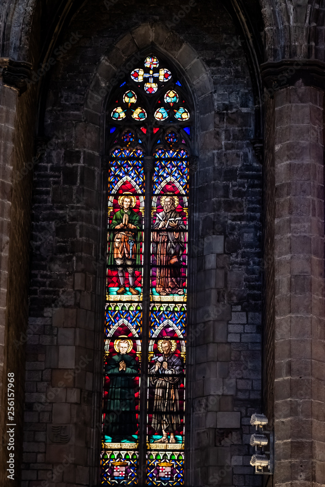 Vitraux dans la Basilique Sainte Marie de Barcelone