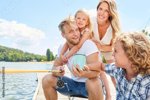 Glücklicher Vater mit seiner Familie beim Angeln © Robert Kneschke