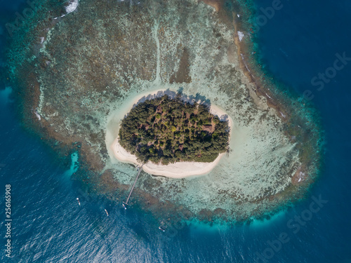 Foto von einer Drohne von der Insel Pulau Cilik bei Karimunjawa in Indonesien