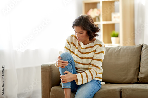 Cuadro en lienzo people, healthcare and problem concept - unhappy young woman suffering from pain