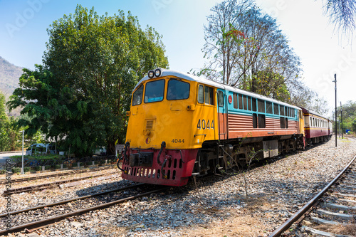 Zug auf der Todesbahnlinie in Thailand