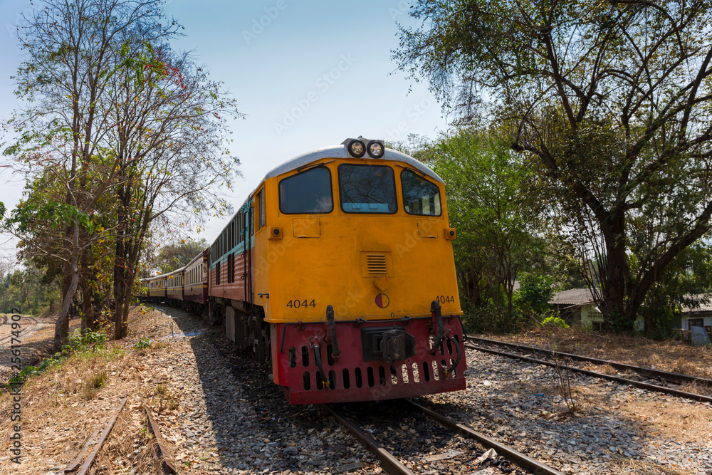 Personenzug auf der Todesbahnlinie in Thailand Personenzug auf der Todesbahnlinie in Thailand