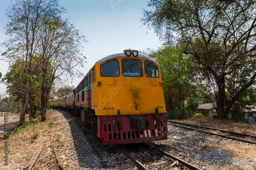 Personenzug auf der Todesbahnlinie in Thailand