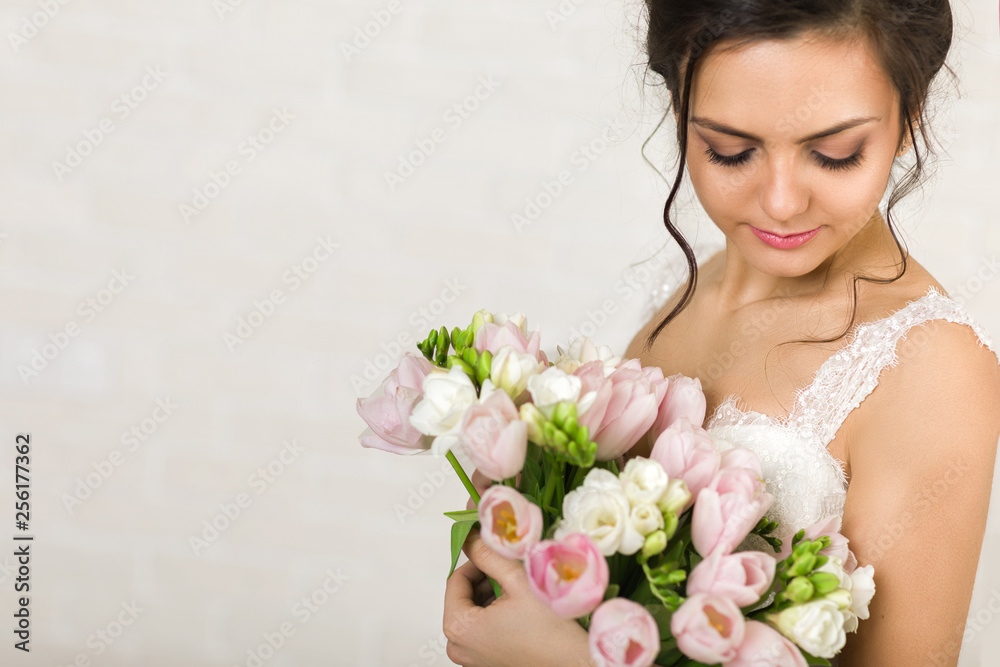 Naklejka premium Portrait of beautiful bride with wedding bouquet of pink tulips