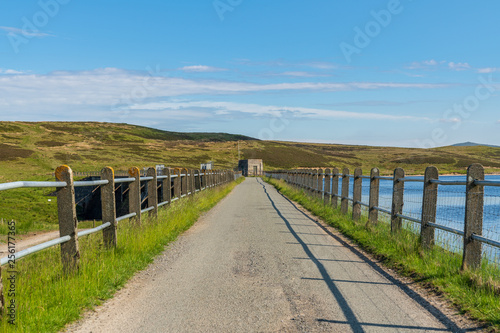 Rural road in Wales  leading over the dam at the Aled Isaf Reservoir  Conwy  Wales  UK
