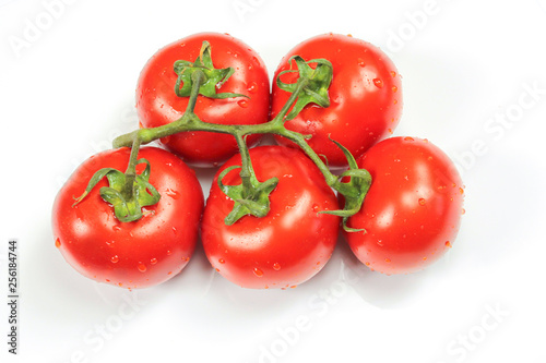 grappe de tomates sur un fond blanc © ALF photo