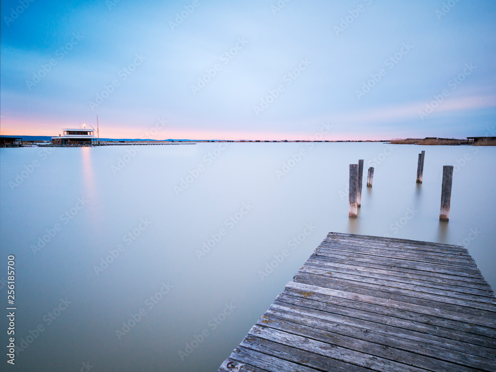 Obraz premium Neusiedlersee Steg und Yachtclub am Abend