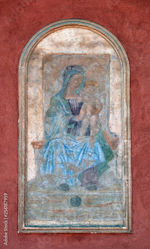 Virgin Mary with baby Jesus, freco painting on the house facade on Piazza Bra in Verona, Italy © zatletic