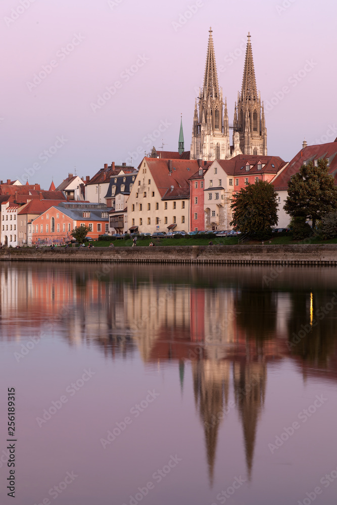 Regensburg mit Spiegelung in der Donau im Hochkannt mit Abendstimmung Regensburg mit Spiegelung in der Donau im Hochkannt mit Abendstimmung