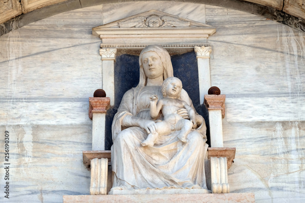 Virgin Mary with baby Jesus, statue on the facade of Palazzo del Vescovado, Verona Diocesan Palace, Italy