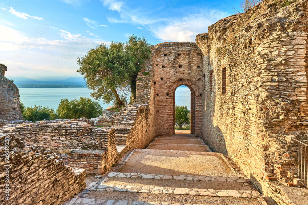 Obraz premium Grottoes of Catullus is the name given to the ruins of a Roman villa which was built at the end of the 1st century in Sirmione, Garda lake