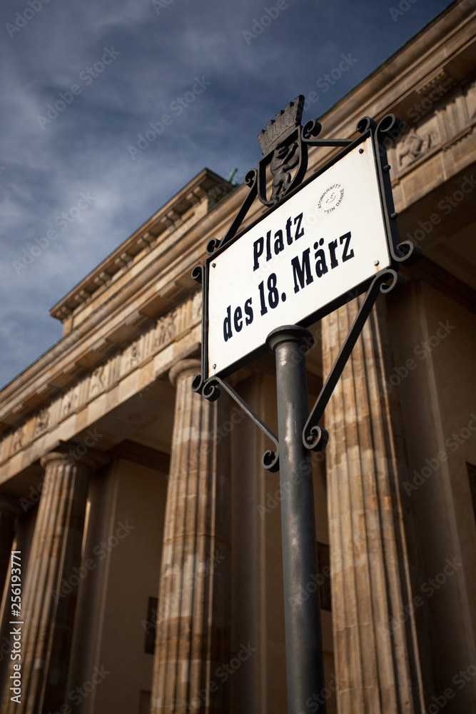 Obraz premium Brandenburger Tor Berlin am Platz des 18. März am Tag