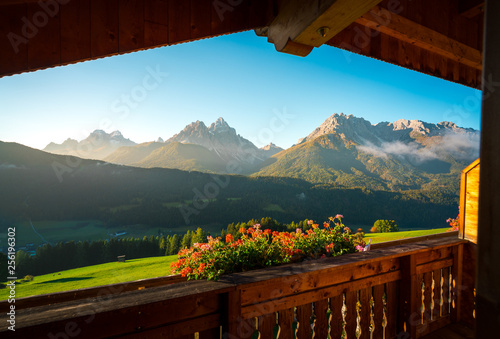 Foto splendid view of Dolomites mountains from a balcony of a wooden cottage