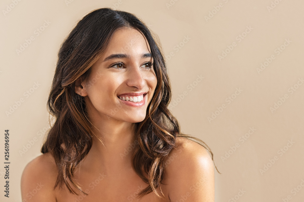 Smiling brunette woman - obrazy, fototapety, plakaty 