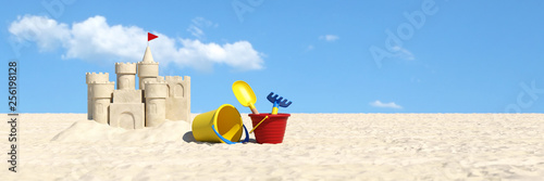 Sandburg und Sandspielzeug am Strand im Urlaub