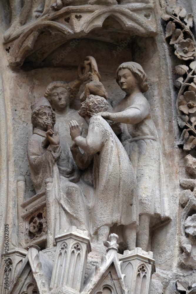 Obraz premium Statues on the Portal on north facade, Notre Dame Cathedral, Paris, UNESCO World Heritage Site in Paris, France 