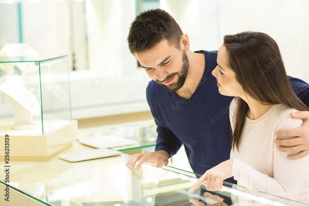 Obraz premium Happy loving couple buying jewelry at the jewelry store