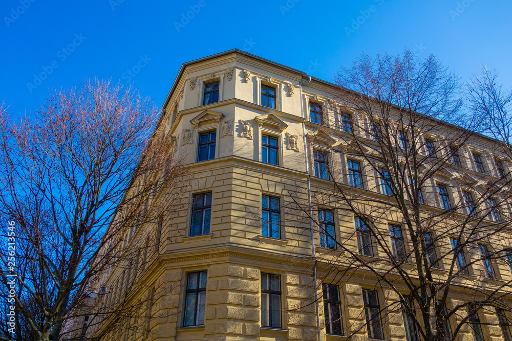 Obraz premium yellow residential corner building with ornamental details