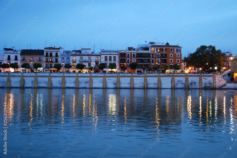 Obraz premium CALLE BETIS DE TRIANA EN SEVILLA