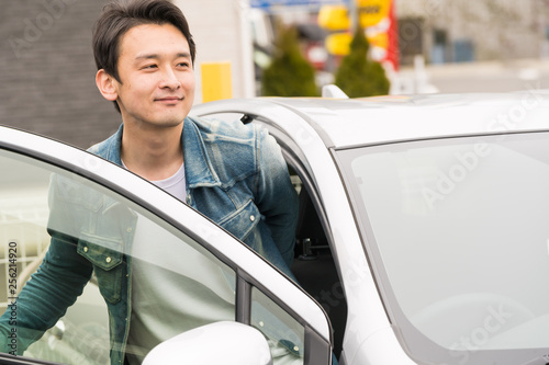 車のドアを開ける男性 Stock 写真 Adobe Stock