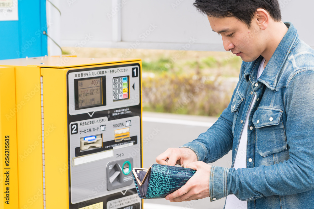 駐車場料金を支払う男性 駐車場料金を支払う男性
