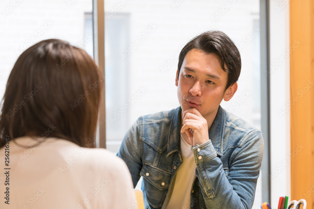 会話する男女 会話する男女