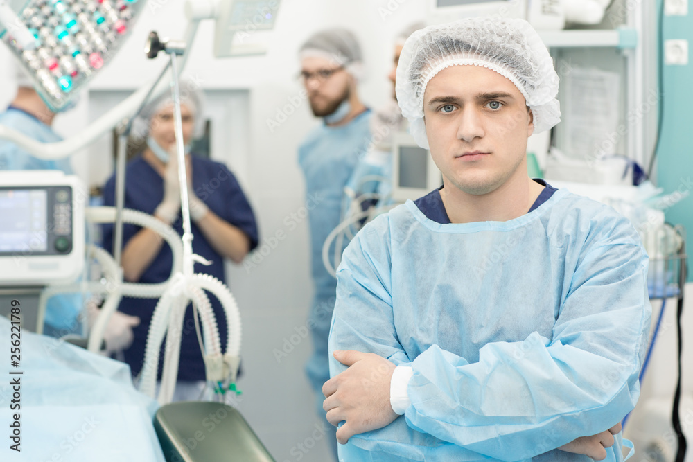 Obraz premium Professional surgeon at the operating theatre medical team on the background