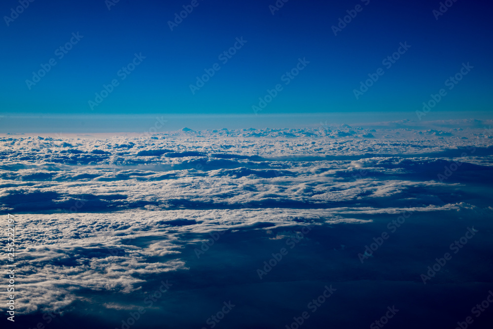 Fototapeta premium 高空より雲間に海や地上が覗く風景が美しい