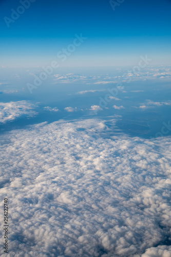 高空より雲間に海や地上が覗く風景が美しい