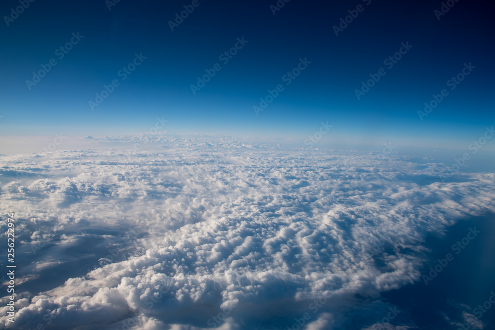 碧い雲と空が美しい、航空機より雲の上よりの風景