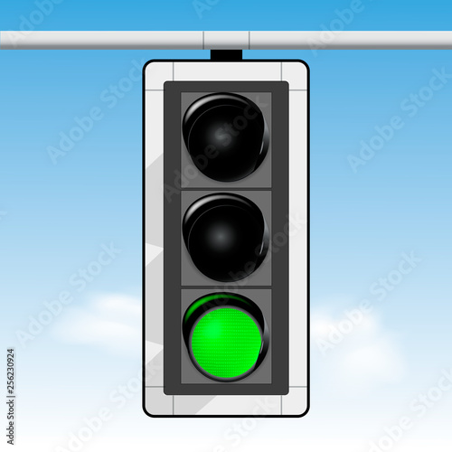 hängende Ampel vor Himmel, Ampelschaltung Grün