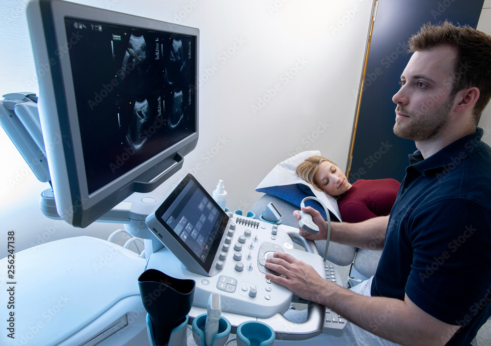 Ultraschall Untersuchung In Der Radiologie Mit Sonographie Gerät Stock ...