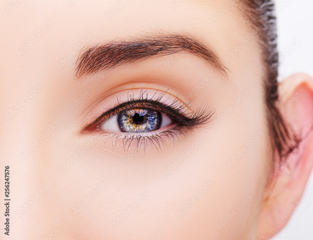 Obraz premium Piękne, wnikliwe spojrzenie kobiety. Bliska strzał