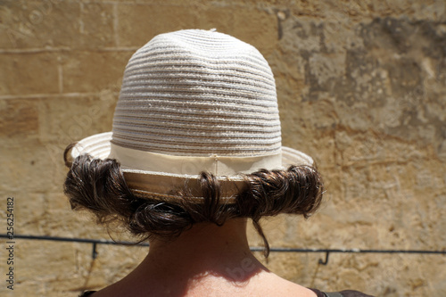 Lustige Frauen-Frisur - Locken klammern sich an Hut photo