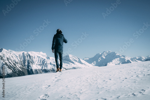 Mann im Schnee in den Bergen, Aussicht auf die Berge, blau, weiße Berge