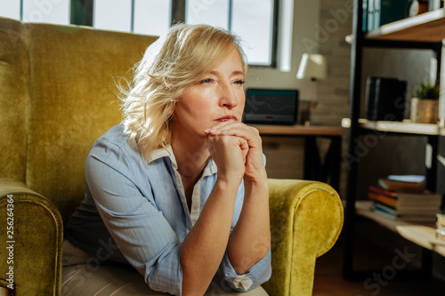 Φωτογραφία Pretty good-looking middle-aged woman leaning on connected hand