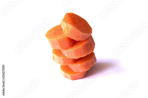 Obraz na płótnie Tower of fresh carrot circles on a white background w salonie
